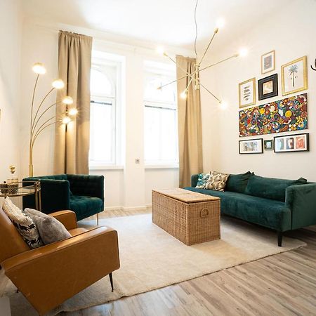 2-Room Apartment On The First Floor With Designer Renovation. Exit To The Courtyard. 15 Minutes To Schloss Schoenbrunn Вена Экстерьер фото