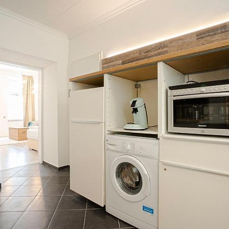 2-Room Apartment On The First Floor With Designer Renovation. Exit To The Courtyard. 15 Minutes To Schloss Schoenbrunn Вена Экстерьер фото