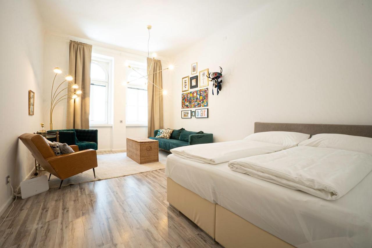 2-Room Apartment On The First Floor With Designer Renovation. Exit To The Courtyard. 15 Minutes To Schloss Schoenbrunn Вена Экстерьер фото
