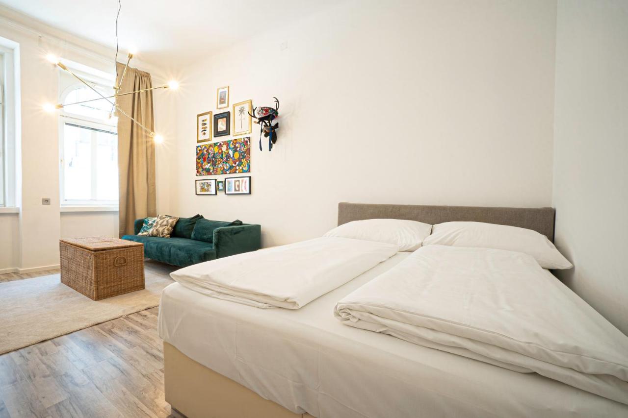 2-Room Apartment On The First Floor With Designer Renovation. Exit To The Courtyard. 15 Minutes To Schloss Schoenbrunn Вена Экстерьер фото