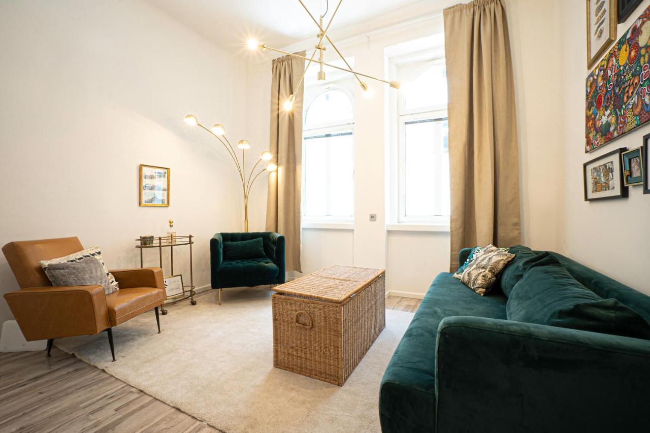2-Room Apartment On The First Floor With Designer Renovation. Exit To The Courtyard. 15 Minutes To Schloss Schoenbrunn Вена Экстерьер фото