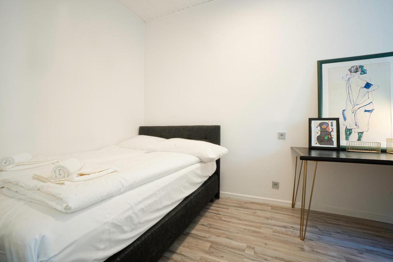 2-Room Apartment On The First Floor With Designer Renovation. Exit To The Courtyard. 15 Minutes To Schloss Schoenbrunn Вена Экстерьер фото
