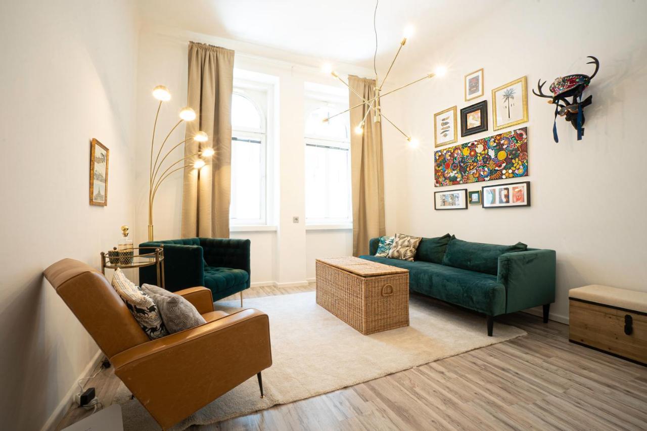 2-Room Apartment On The First Floor With Designer Renovation. Exit To The Courtyard. 15 Minutes To Schloss Schoenbrunn Вена Экстерьер фото