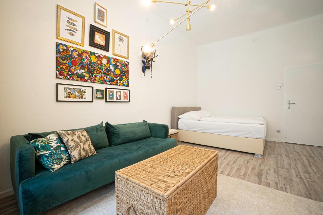 2-Room Apartment On The First Floor With Designer Renovation. Exit To The Courtyard. 15 Minutes To Schloss Schoenbrunn Вена Экстерьер фото